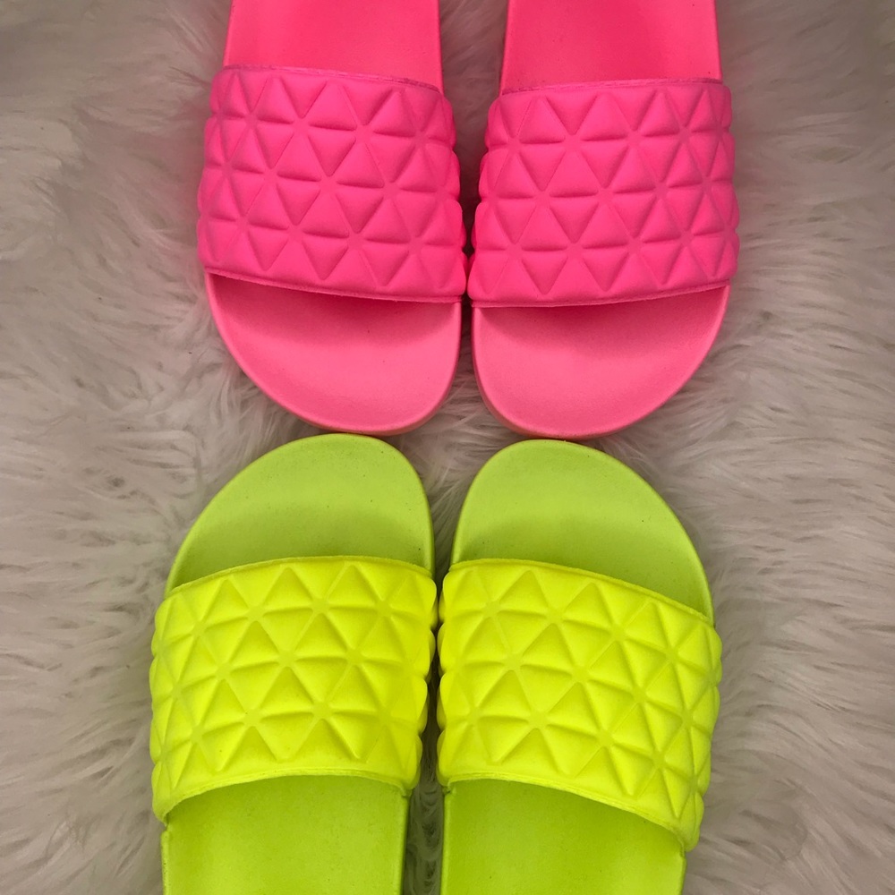 🆕 Rylie Neon Yellow Quilted Slide - Picture 8 of 8